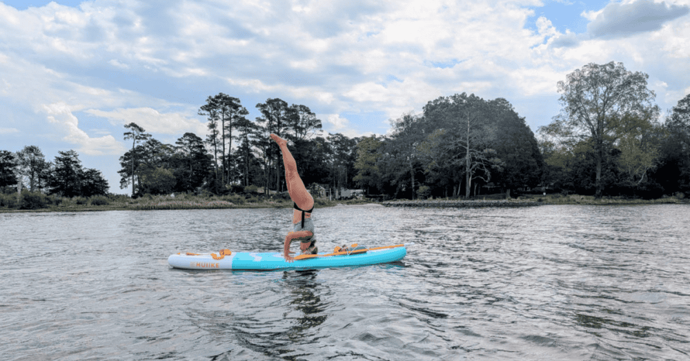 single-mom-doing-a-headstand-on-a-paddleboard