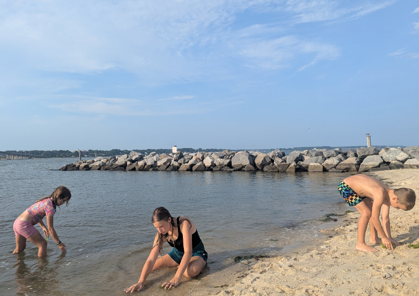 kids-enjoying-the-beach